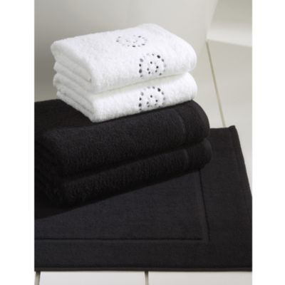 Tu Black and White Circles Bath in a Bag includes 2 Bath Towels, 2 Hand Towels and a Bath Mat